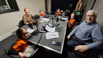 Kas ir buča, ko var dzert? Mīļmīkliņas min bērnu studijas "Kukaiņi" dziedātājas