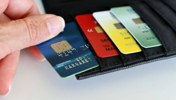 Finanšu eksperts: pēc desmit gadiem banku maksājumu kartes vairs nebūs nepieciešamas