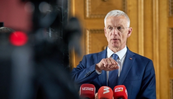 Kariņš sāks veidot jaunu valdību, bet nedemisionē