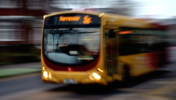 Šoferu trūkuma dēļ šodien atcelti 17 autobusu reisi Pierīgas reģionā