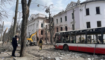 Sumos 13 gadus vecs zēns glābis cilvēkus no degoša trolejbusa pēc Krievijas trieciena