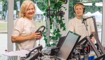 Dziedošie diriģenti Mežaparkā, seniori Rīgas cirkā un deju lielkoncerts "Balts" 