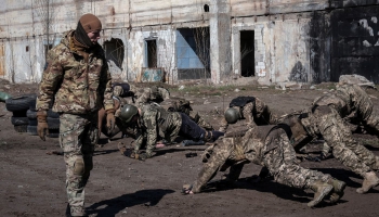 Miljons hrivnu gadā un bezprocentu hipotēka: Ukrainas armija aicina jaunus vīriešus