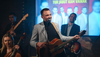  Artūrs Jauntēvs sirsnīgā gaisotnē prezentē singlu “Tur jābūt kam vairāk”